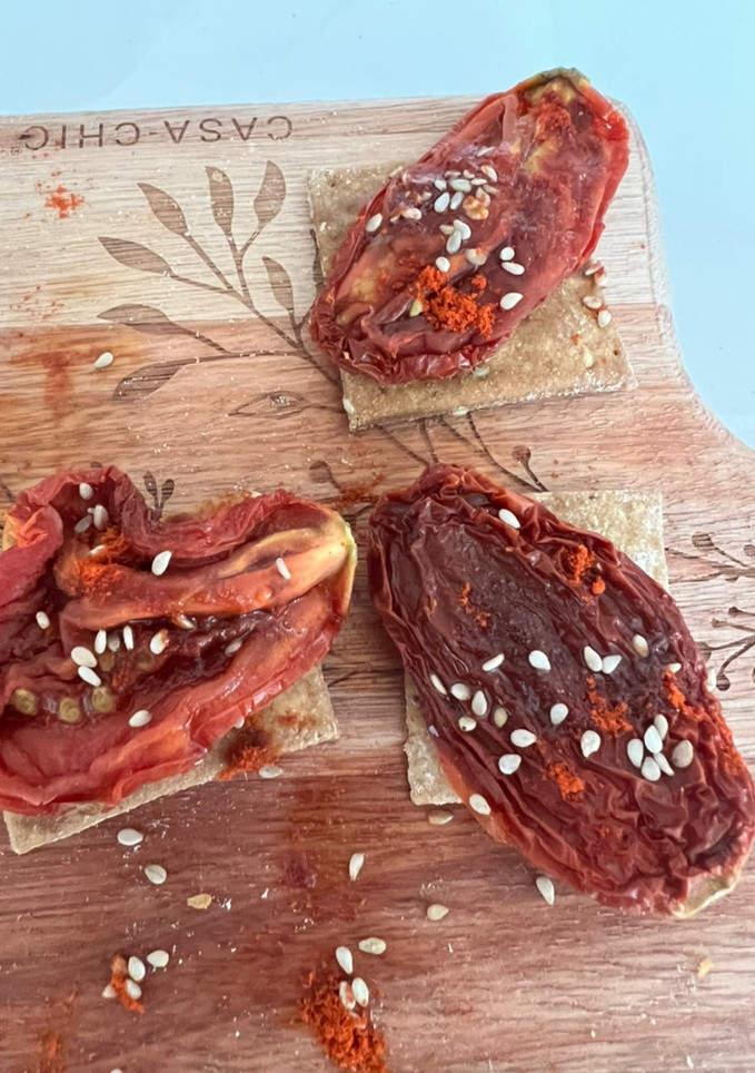 Una foto de Tostaditas de tomates secos, oliva, pimentón ahumado y sésamo (picada rica y saludable)