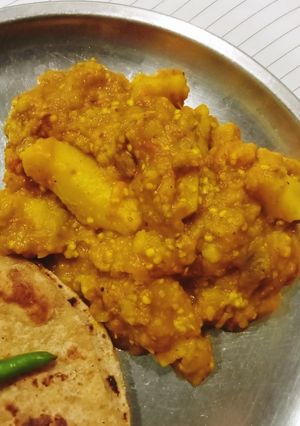 बैंगन आलू की सब्जी (baingan aloo ki sabzi recipe in Hindi) रेसिपी मुख्य फोटो