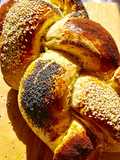 Pan brioche salato aromatizzato con semi di papavero, paprika dolce e semi di papavero