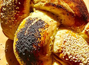 Foto di Pan brioche salato aromatizzato con semi di papavero, paprika dolce e semi di papavero