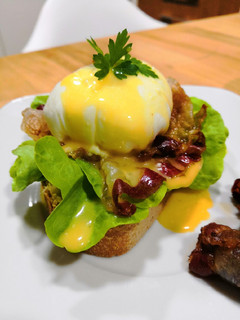 Una foto de Huevos benedict con panceta ibérica 🥓