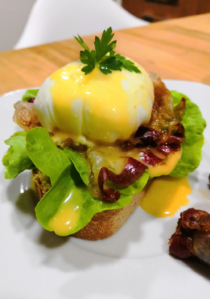 Una foto de Huevos benedict con panceta ibérica 🥓