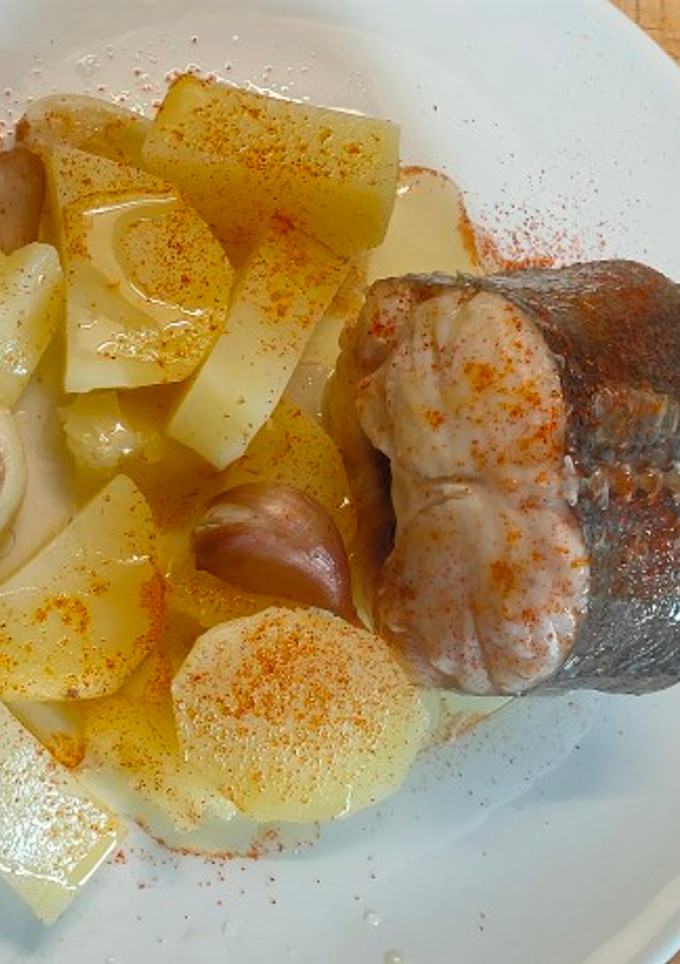 Una foto de Lomo de merluza con patatas