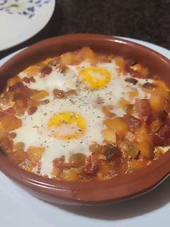 Una foto de 🍳Huevos a la flamenca con chorizo y habitas baby 👌