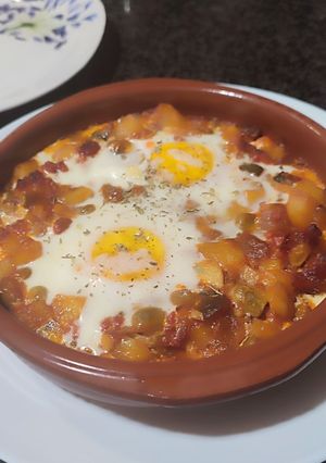 Una foto de 🍳Huevos a la flamenca con chorizo y habitas baby 👌