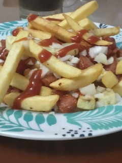 Una foto de Salchipapas caserita