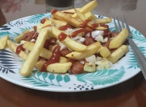 Una foto de Salchipapas caserita
