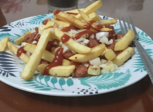 Una foto de Salchipapas caserita