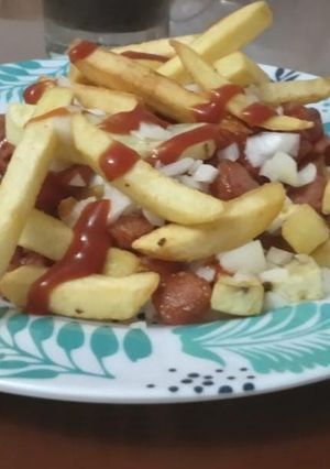 Una foto de Salchipapas caserita