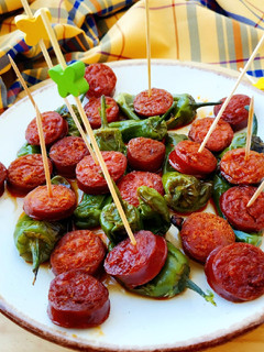 Una foto de Pincho de chorizo flambeado y pimiento verde
