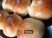 Una foto de pan con ciboulette