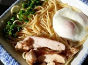 Una foto de ramen de pollo facil