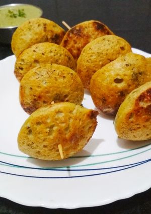 A picture of Moong Dal Appe.