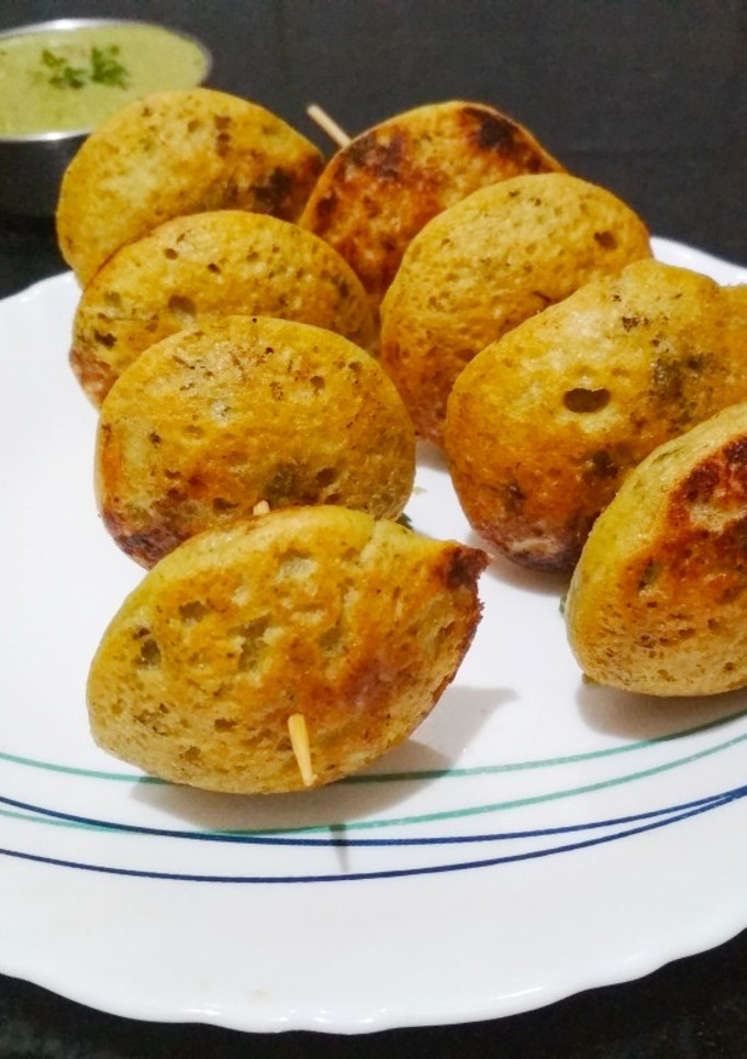 A picture of Moong Dal Appe.