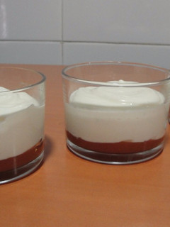 Una foto de Mousse de yogurt con dulce de membrillo: Vídeo