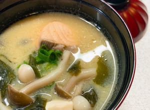 日式鮭魚味噌湯(清冰箱好夥伴🤣 的食譜成品照片