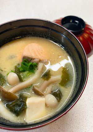 日式鮭魚味噌湯(清冰箱好夥伴🤣 的食譜成品照片