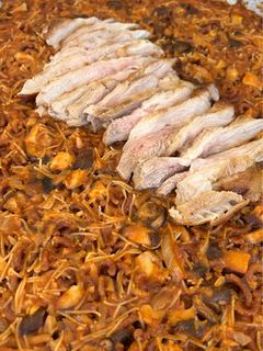 Una foto de Fideuá con secreto ibérico y setas