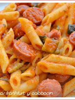 Una foto de Pasta con salchichas y calabacín. (Thermomix)