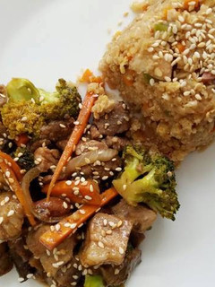 Una foto de Res y cerdo kung pao con cacahuate y nueces