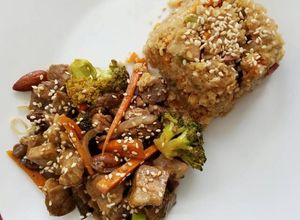 Una foto de Res y cerdo kung pao con cacahuate y nueces