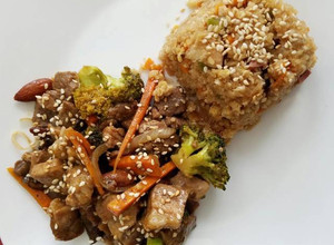 Una foto de Res y cerdo kung pao con cacahuate y nueces