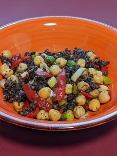 Una foto de Salteado de morcilla con garbanzos