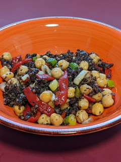 Una foto de Salteado de morcilla con garbanzos