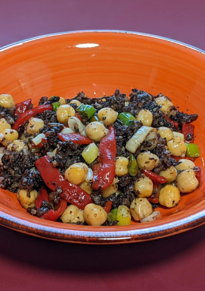 Una foto de Salteado de morcilla con garbanzos