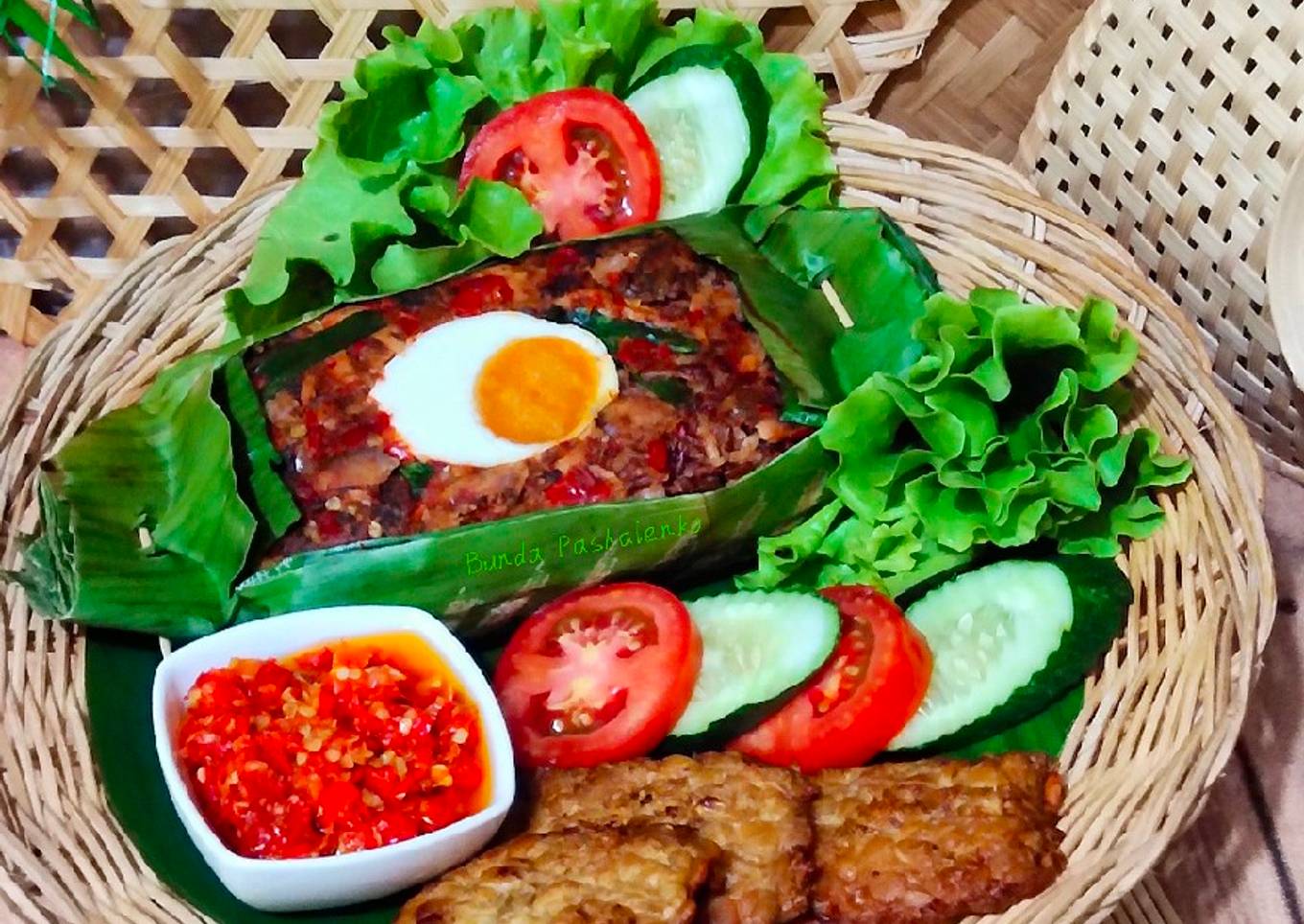 Nasi Bakar Beras Merah (Sambal Tongkol Suwir Pedas Telur Asin)