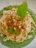 Noodles fritos con huevo y atún sobre crema de espinacas y setas