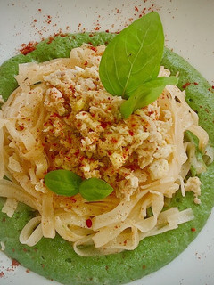 Una foto de Noodles fritos con huevo y atún sobre crema de espinacas y setas