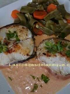 Una foto de Merluza a la plancha con salsa de ajo y pimentón con verdurítas al vapor