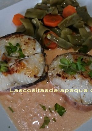 Foto principal de Merluza a la plancha con salsa de ajo y pimentón con verdurítas al vapor