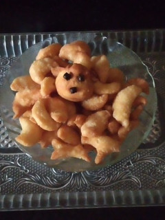 काजू शेप शक्करपारे (Kaju shape shakkarpare recipe in Hindi) रेसिपी मुख्य फोटो