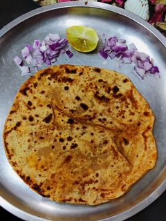 लाल मिर्च नमक का पराठा (lal mirch namak ka paratha recipe in Hindi) रेसिपी मुख्य फोटो