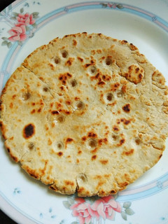 गव्हाची भाकरी/ बिस्कीट भाकरी (ghavachi bhakari recipe in marathi) रेसिपी चे मुख्य फोटो