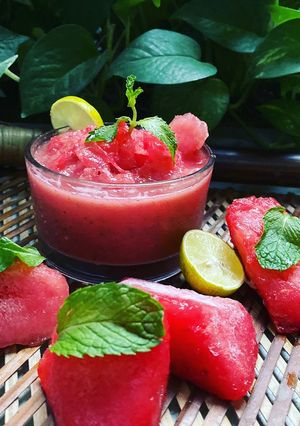 फ्रोजन वाटरमेलन स्लश (Frozen Watermelon Slash recipe in hindi) रेसिपी मुख्य फोटो