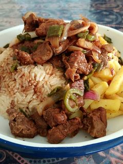 Una foto de Lomo saltado (con carne de cordero)