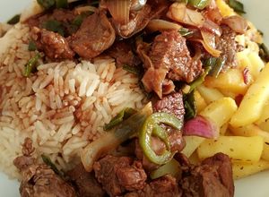 Una foto de Lomo saltado (con carne de cordero)