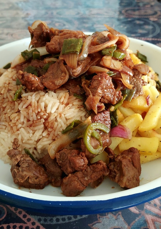 Una foto de Lomo saltado (con carne de cordero)