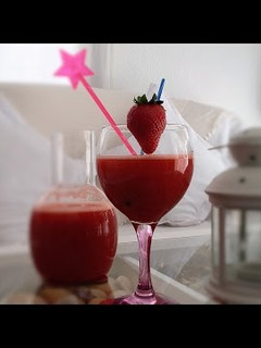 Una foto de Cóctel de cava con fresas