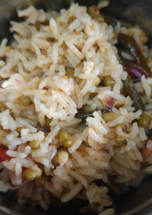 பச்சை பயறு சாதம்(greengram rice recipe in tamil) செய்முறை முக்கிய புகைப்படம்