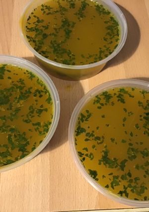 Une photo de Bouillon ail curry et persil à l huile d olive