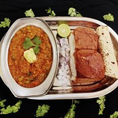 A picture of Mumbai street-style Butter Pav bhaji.