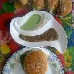 A picture of Karachi ke mashoor burger.