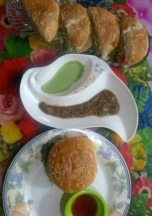 A picture of Karachi ke mashoor burger.