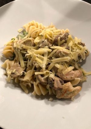 A picture of Pesto cream chicken with mushrooms and broad beans.