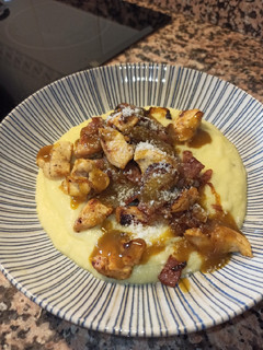 Una foto de Pollo con bacon y cebolla en salsa miel mostaza
