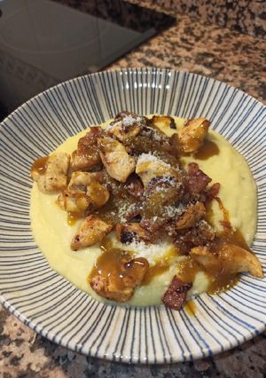 Una foto de Pollo con bacon y cebolla en salsa miel mostaza